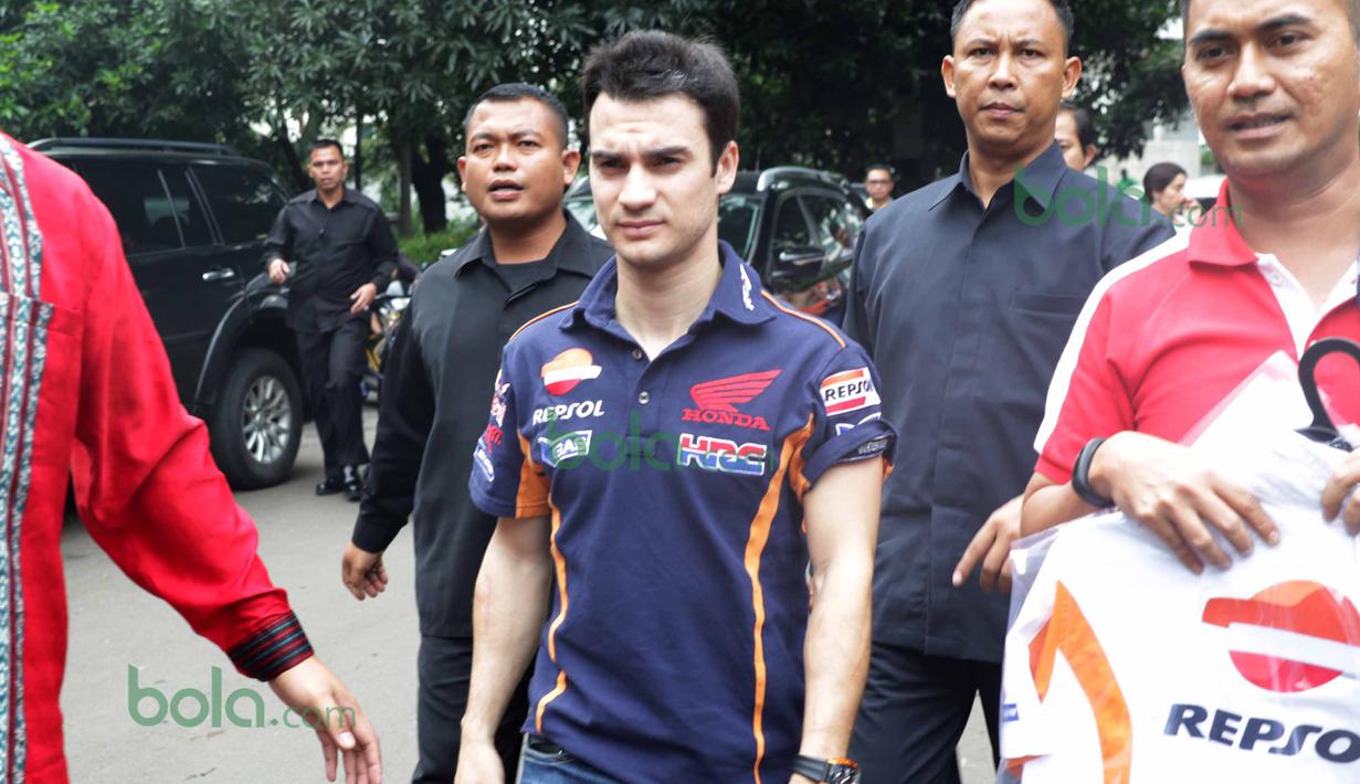Dani Pedrosa menuju lapangan futsal setelah mendarat di Jakarta, Sabtu (13/2/2016). (Bola.com/Nicklas Hanoatubun)