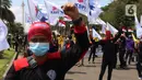 Buruh dari berbagai aliansi menggelar aksi memperingati Hari Buruh Internasional atau May Day di Jakarta, Sabtu (1/5/2021). Dalam aksinya mereka meminta pemerintah untuk mencabut Omnibus Law dan memberlakukan upah minimum sektoral (UMSK) 2021. (Liputan6.com/Angga Yuniar)