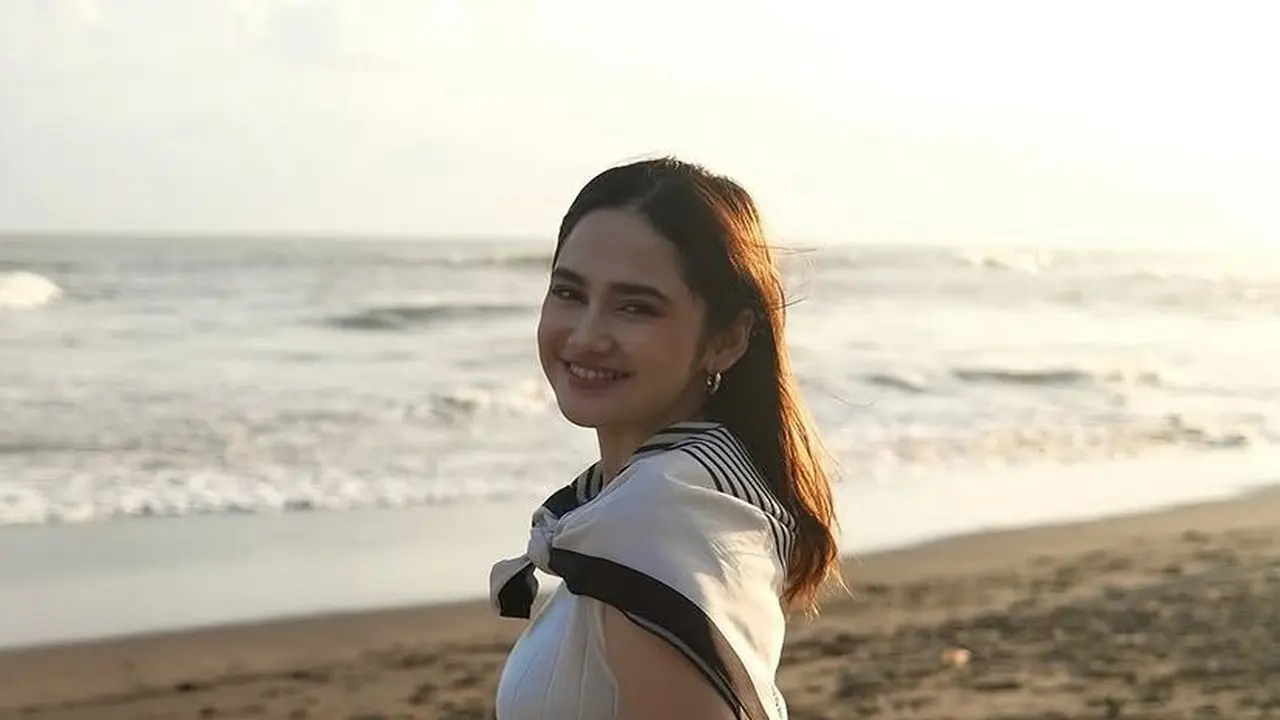 Padukan Knit Dress dan Scarf, Gaya Pantai Syifa Hadju Ini Simpel Tapi Stylish