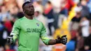 Ekspresi kiper Malaga, Carlos Kameni saat rekannya Samuel Garcia berhasil mencetak gol ke gawang Atletico