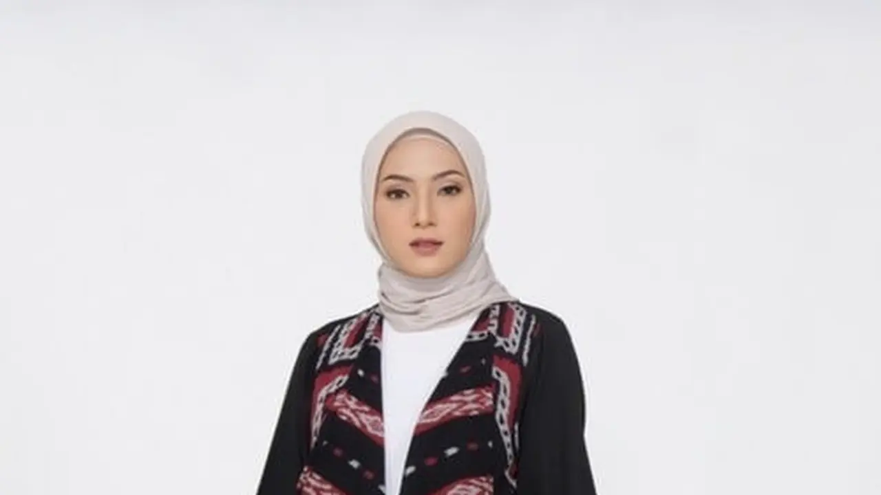 7 Model Cardigan dengan Outer Batik yang Elegan dan Stylish