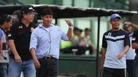 Pelatih PS TNI, Eduard Tjong saat mendampingi timnya melawan Mitra Kukar pada laga Torabika Soccer Championship 2016 di Stadion Siliwangi, Bandung, Sabtu (14/5/2016). (Bola.com/Nicklas Hanoatubun)