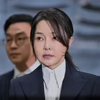 Kim Keon Hee istri mantan Presiden Korea Selatan Yoon Suk Yeol, yang telah dimakzulkan, tiba di pengadilan di Seoul pada Selasa (12/8/2025) untuk menghadiri sidang peninjauan permohonan surat perintah penangkapannya yang diajukan oleh jaksa khusus. (Dok. Jung Yeon-je/Pool Photo via AP)