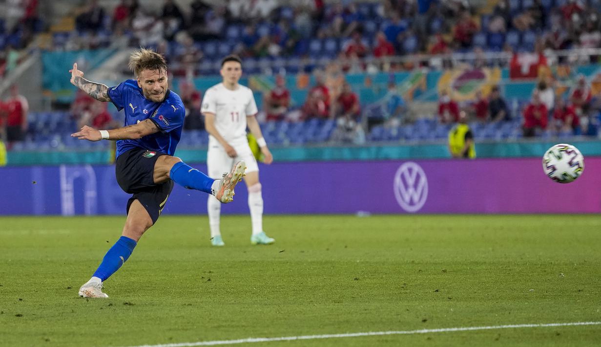 Italia memantapkan keunggulannya menjadi 3-0 di akhir babak kedua melalui tembakan keras striker Ciro Immobile dari depan kotak penalti yang bersarang telak di pojok kanan gawang Yann Sommer. (Foto: AP/Pool/Alessandra Tarantino)