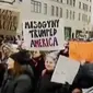 150 Orang berunjuk rasa dari Hotel Trump menuju rumah Trump.