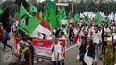 Ratusan massa aksi damai berkumpul di sekitar Bundaran Patung Arjuna Wijaya, Jakarta, Jumat (4/11). Massa berkumpul untuk melakukan aksi di depan Istana Negara menuntut penegakan hukum kasus dugaan penistaan agama. (Liputan6.com/Helmi Fithriansyah)
