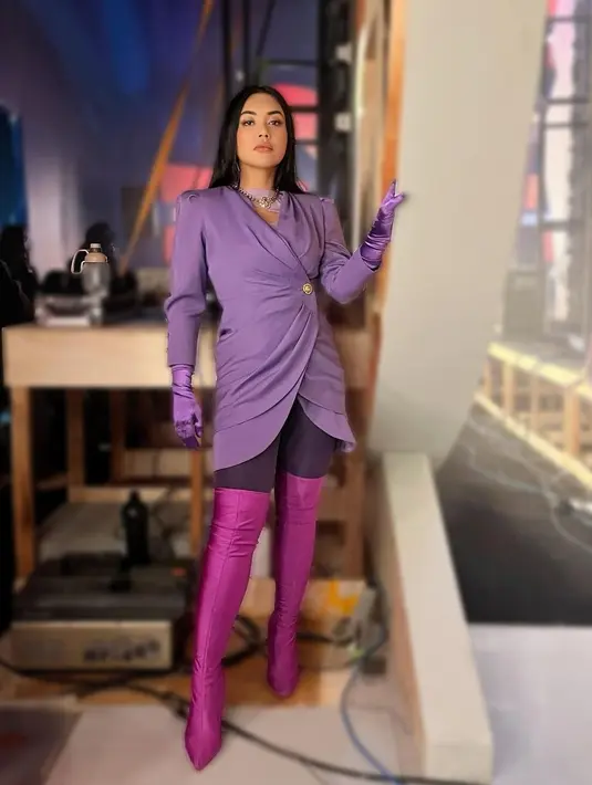 Mix and match eksentrik dengan wrap dress warna ungu dan over-the-knee-boots warna shocking pink [@denadaindonesia]