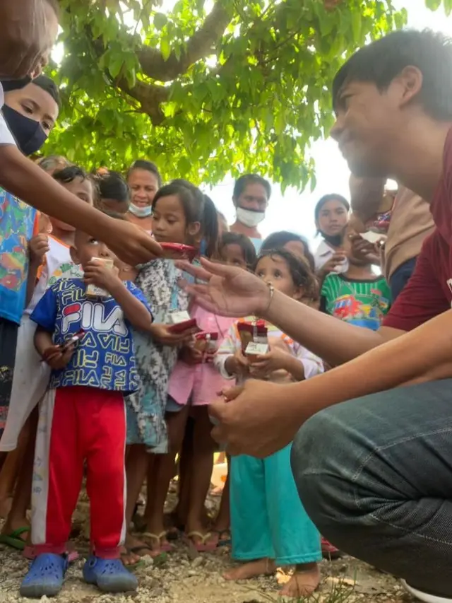 6 Potret Rian d’Masiv Salurkan Bantuan ke Anak-anak Korban Bencana NTT, Tuai Pujian