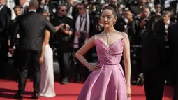 Yoona mewakili brand perhiasan Qeelin untuk melenggang di red carpet Festival Film Cannes 2024. (Photo by Andreea Alexandru/Invision/AP)