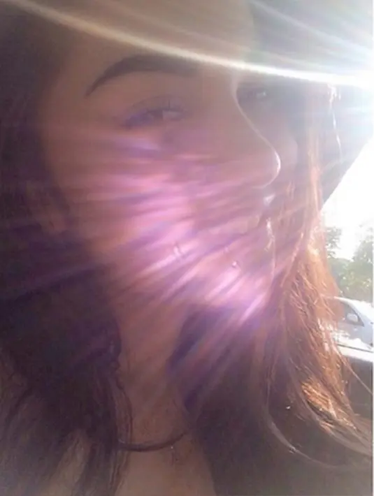 Ariel juga sempat menulis status tentang tersenyum pada 1 September 2015 lalu yang terbias oleh sinar matahari, ‘Tersenymlah. Tersenyum hal yang paling cantik yang bisa kamu gunakan,’ jelas Ariel. (Via Instagram/@Arieltatum)