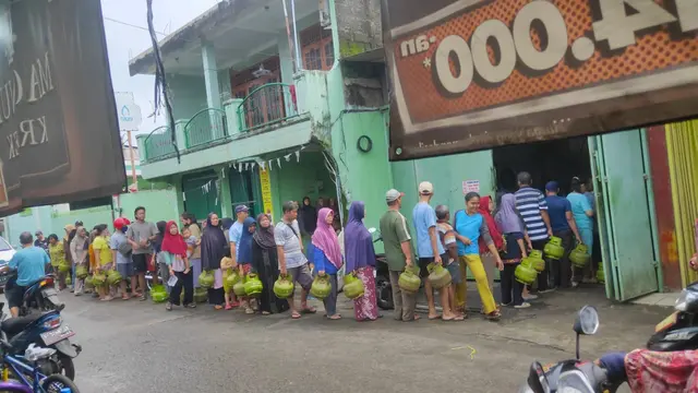 6 Potret Orang Antre Gas LPG 3 Kg, Rela Terjang Panas dan Hujan