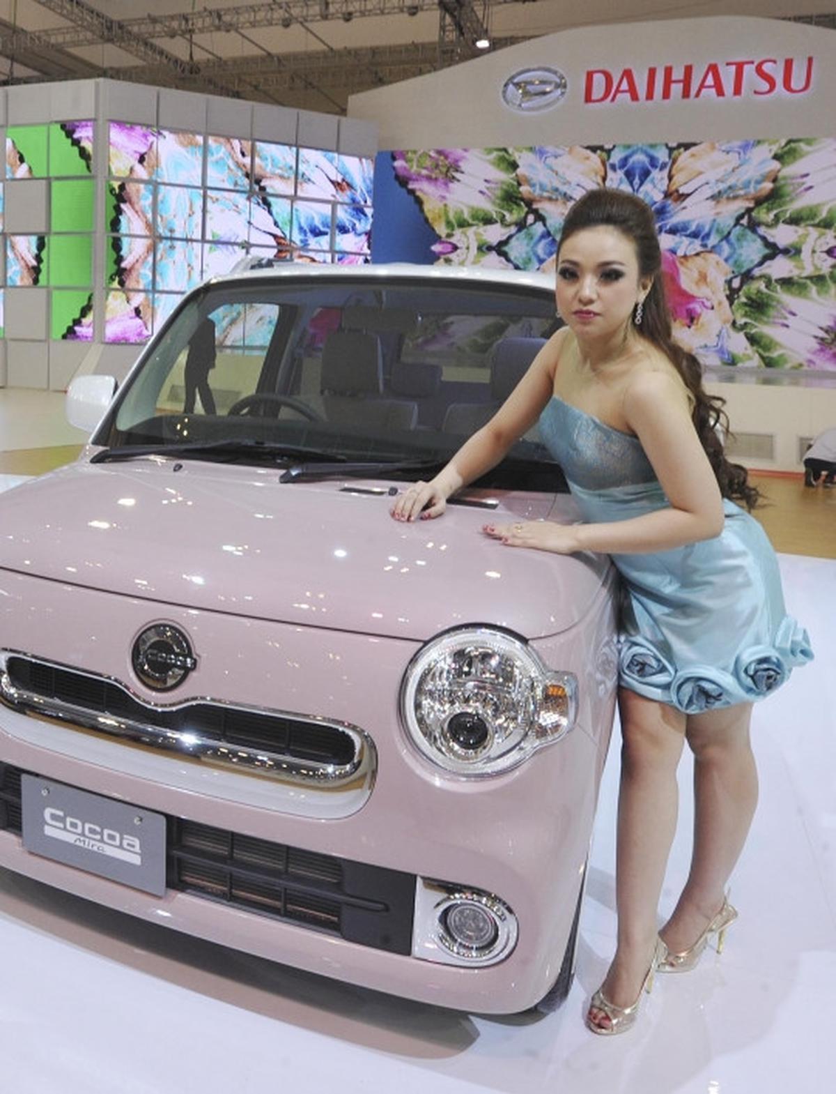 Aduhai model-model seksi hiasi pameran otomotif GIIAS 2015