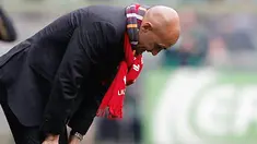 Pelatih AS Roma, Luciano Spalletti terpekur menyaksikan tim asuhannya kalah 2-3 dari Genoa dalam lanjutan Liga Serie A di Stadio Luigi Ferraris, Genova, 15 Maret 2009. AFP PHOTO/FABIO MUZZI