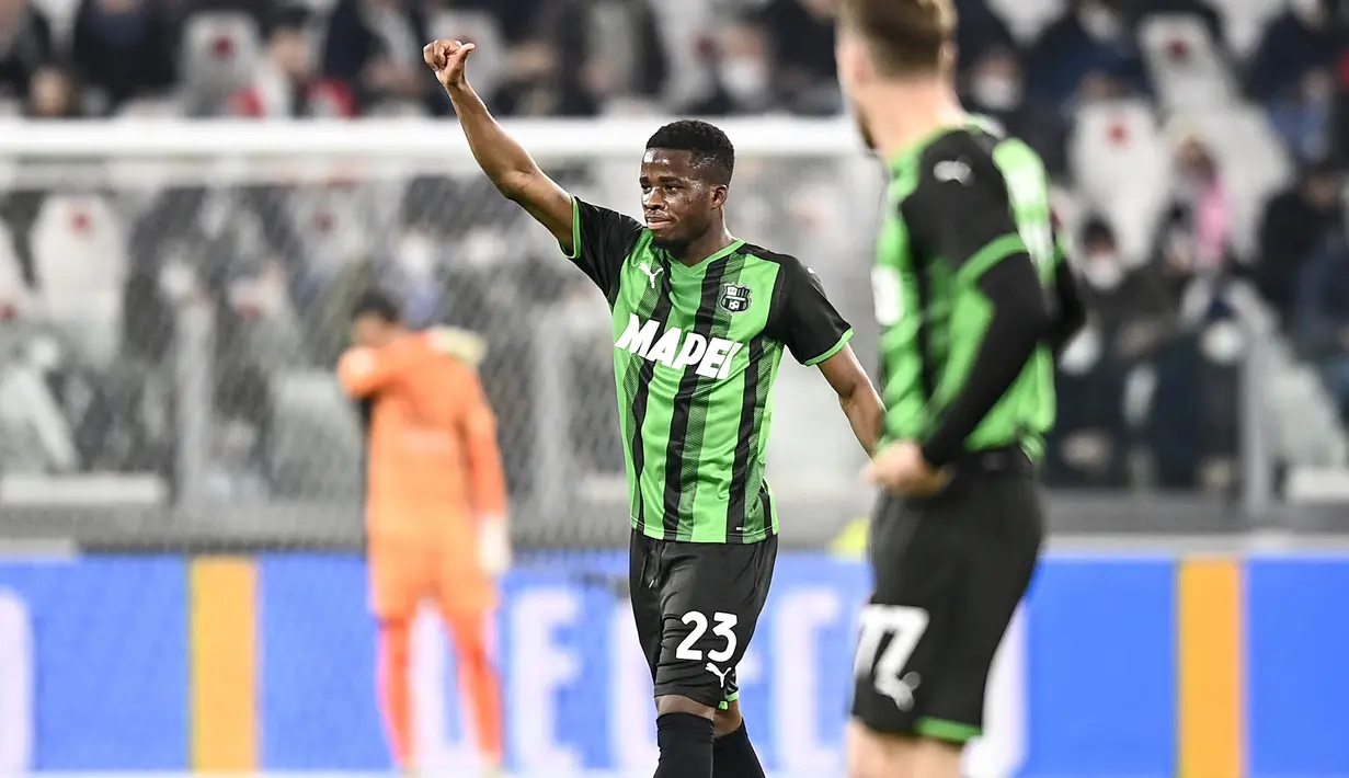 Sassuolo menyamakan skor 1-1 pada menit ke-24. Gol dicetak oleh Hamed Junior Traore usai kerja sama satu dua dengan Gianluca Scamacca dan diakhiri dengan tendangan ke pojok atas gawang Juventus yang tidak mampu dijangkau kiper Mattia Perin. (LaPresse via AP/Fabio Ferrari)