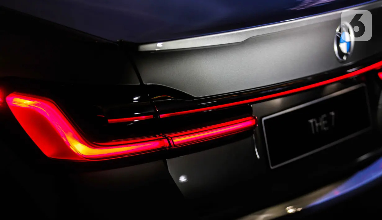 Bagian lampu belakang The New BMW 730Li M Sport terlihat saat peluncuran BMW Seri 7 Long Wheelbase di Jakarta, Kamis (10/10/2019). BMW Group Indonesia meluncurkan BMW Seri 7 Long Wheelbase terbaru yang ditawarkan dalam dua variasi. (Liputan6.com/Faizal Fanani)