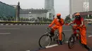 Aktivis melakukan kampanye damai terkait buruknya udara Jakarta di Bundaran HI, Rabu (5/12). Dalam aksinya, mereka juga mengajak warga untuk menggunakan sepeda sebagai cara menekan tingkat polusi udara. (Merdeka.com/Imam Buhori)