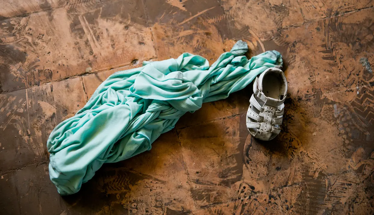 Sepatu dan baju anak-anak tergeletak di dalam Panti Asuhan Church of Bible Understanding setelah di pinggiran Port-au-Prince, ibu kota Haiti, Jumat (14/2/2020). Pihak berwenang masih menyelidiki penyebab pasti kebakaran serta mengidentifikasi siapa yang harus bertanggung jawab. (AP/Dieu Nalio Chery)