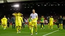 Para pemain Villarreal terlihat berjalan keluar lapangan sambil tertunduk lesu usai dikalahkan Liverpool pada leg kedua liga Europa di stadion Anfield, Liverpool, Inggris, (5/6). Liverpool menang atas Villarreal dengan skor 3-0. (Reuters/Lee Smith)