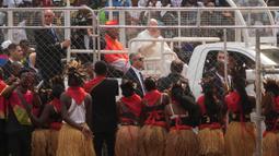 Paus Fransiskus melambaikan tangan kepada para penari tradisional saat tiba di Stadion Martir di Kinshasa, Republik Demokratik Kongo, Kamis (2/2/2023). Paus Fransiskus tiba di ibu kota Kinshasa, Republik Demokratik Kongo, sebagai bagian dari lawatan selama enam hari ke benua Arika, termasuk ke Sudan Selatan. Puluhan ribu orang menyambut kedatangan Paus Fransiskus sejak dari bandara ke ibu kota Kinshasa. (AP Photo/Gregorio Borgia)