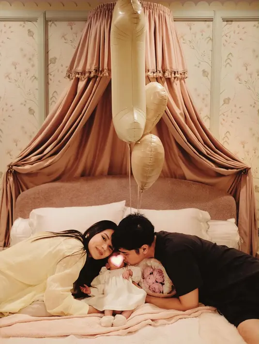Kehangatan keluarga kecil ini juga terlihat saat Al Ghazali bergabung dalam sesi foto. Putra sulung Maia Estianty itu memilih tampilan yang sangat sederhana dengan kaus hitam polos dan celana pendek senada. Tanpa styling berlebihan, Al tampak fokus menatap sang putri yang berada dalam pelukannya, sementara Alyssa dengan lembut merapikan posisi Baby Soleil. [@alyssadaguise].