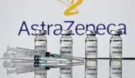 Gambar ilustrasi menunjukkan botol berstiker "Vaksin COVID-19" dan jarum suntik dengan logo perusahaan farmasi AstraZeneca, London, Inggris, 17 November 2020. Vaksin buatan AstraZeneca yang bekerja sama dengan Universitas Oxford ini disebut 70 persen ampuh melawan COVID-19. (JUSTIN TALLIS/AFP)
