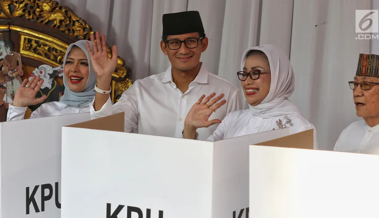 Calon Wakil Presiden nomor urut 02 Sandiaga Uno bersama istri Nur Asia Uno serta orang tuanya menggunakan hak politiknya di TPS 002 Selong, Kebayoran Baru, Jakarta Selatan, Rabu (17/4). Sandiaga Uno dan keluarga menggunakan hak pilihnya dalam Pemilu 2019. (Liputan6.com/Johan Tallo)