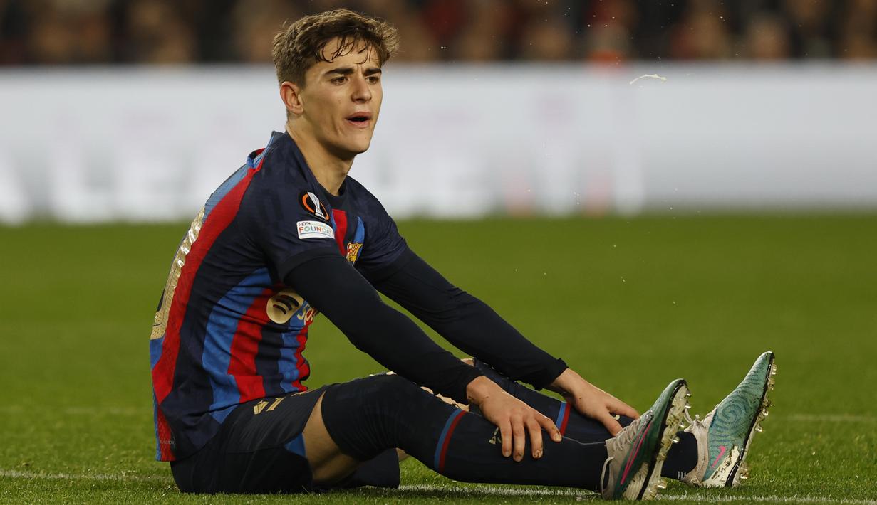 Ekspresi pemain Barcelona, Gavi dalam pertandingan leg pertama play-off fase knockout Liga Europa 2022/2023 melawan Manchester United yang digelar di Stadion Spotify Camp Nou, Jumat (17/2/2023) dini hari WIB. (AP Photo/Joan Monfort)