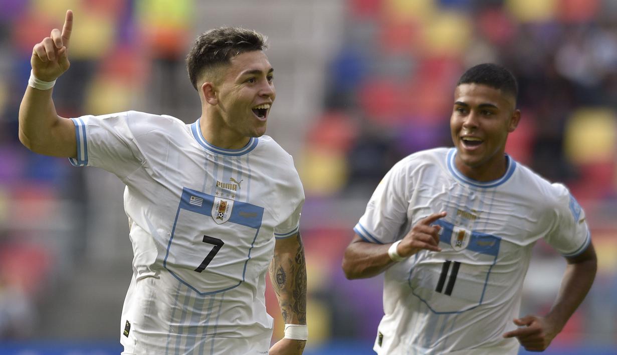 Pemain Uruguay U-20, Anderson Duarte (kiri) melakukan selebrasi setelah mencetak gol ke gawang Gambia U-20 pada laga 16 besar Piala Dunia U-20 di Estadio Unico Madre de Ciudades, Argentina, Jumat (02/06/2023) dini hari WIB. (AP Photo/Nicolas Aguilera)