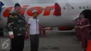 Ketua Gerakan Pemuda Ansor Nusron Wahid (kiri) dan Dirut Lion Air Edwar Sirait di Bandara Soetta, Tangerang, (24/11). Lion Air meluncurkan pesawat "Official Airline" dalam rangka Silaturahim Akbar dan Konsgres XV GP Ansor. (Liputan6.com/Angga Yuniar)