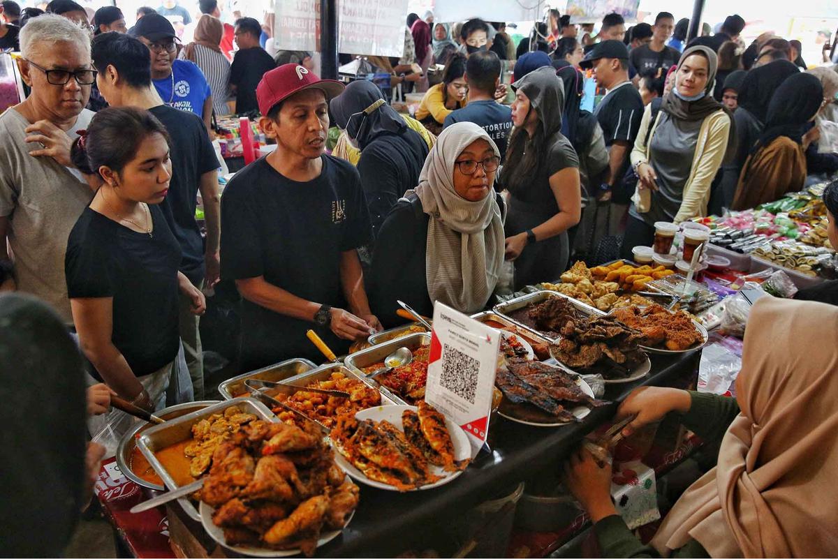 FOTO: Berdesakan Berburu Takjil Di Pasar Benhil