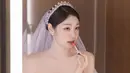 <p>Potret Kim Yuna saat berada di ruang rias. Dia sudah mengenakan busana pengantin lengkap dengan veilnya. (Foto: Instagram/ yunakim)</p>