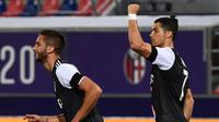 Penyerang Juventus, Cristiano Ronaldo (kanan) berselebrasi usai mencetak gol kegawang Bologna pada pertandingan lanjutan liga Serie A Italia di stadion Renato-Dall'Ara di Bologna (22/6/2020). Juventus menang 2-0 atas Bologna. (Miguel MEDINA / AFP)