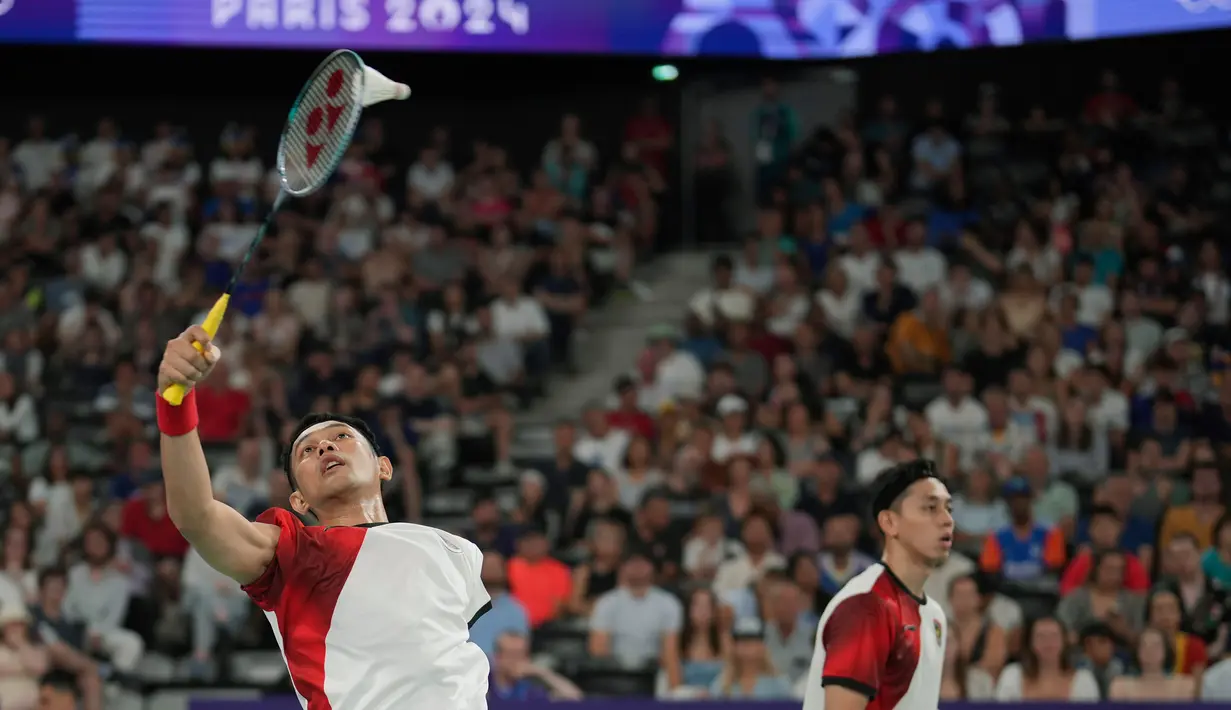 Laga selanjutnya, Fajar Alfian/Muhammad Rian Ardianto akan berhadapan dengan wakil India, Satwiksairaj Rankireddy/Chirag Shetty dalam pertandingan terakhir sekaligus memperebutkan posisi teratas di Grup C ganda putra bulu tangkis Olimpiade Paris 2024. (AP Photo/Kin Cheung)