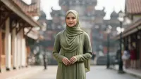 7 Model Gamis Katun Polos untuk Cuaca Panas yang Nyaman Dipakai Ibu-ibu, Adem dan Stylish