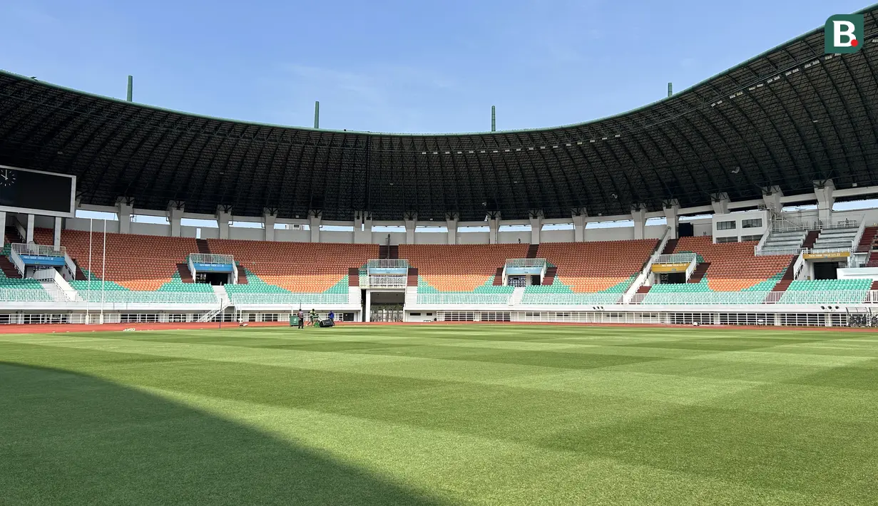 Kondisi rumput Stadion Pakansari, Cibinong, Kabupaten Bogor, terlihat hijau dan terawat menjelang Piala AFF 2026, Rabu (23/7/2026). Rumput lapangan telah menjalani treatment sejak berakhirnya Pegadaian Championship 2025/2026 dan kini mendapat pendampingan dari tim PSSI agar memenuhi standar pertandingan internasional. Stadion Pakansari akan menjadi kandang Timnas Indonesia saat menghadapi Kamboja pada 27 Juli dan Vietnam pada 3 Agustus 2026. (Bola.com/Muhammad Adi Yaksa)