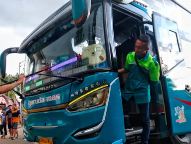 Petugas Badan Pengelola Transportasi Jabodetabek (BTPJ) melakukan pengecekan bus angkutan mudik di Terminal Poris Plawad, Kota Tangerang, Rabu (12/4/2023). (Liputan6.com/Angga Yuniar)