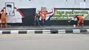 Petugas PPSU Kelurahan Pondok Bambu menyelesaikan pembuatan mural bertemakan 'Kemerdekaan Indonesia' di Jalan Kolonel Sugiono, Jakarta, Selasa (13/8/2019). Mural dalam rangka menyambut Hari Kemerdekaan pada 17 Agustus itu sekaligus mempercantik jalanan Ibu Kota. (merdeka.com/Iqbal S Nugroho)