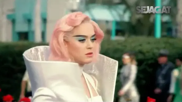 Banyak kebijakan Donald Trump yang terang-terangan ditolak Katy Perry lewat lirik lagu terbarunya.