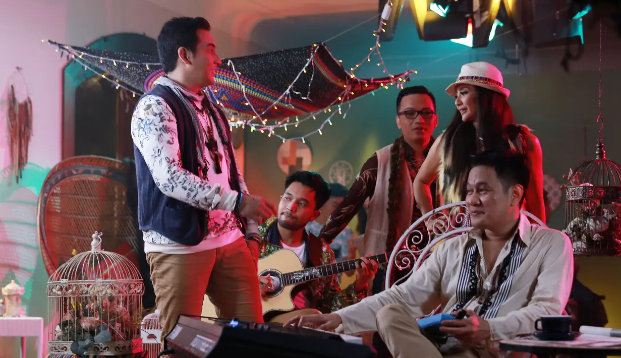 "Ini sekarang lagi syuting video klip Mampu Bertahan. Ini single kedua untuk album ketiga Lingua. Ini juga akan jadi judul album. Akan rilis berbarengan dengan rilis album," ujar Frans Mohede. (Galih W. Satria/Bintang.com)