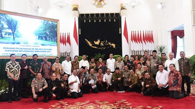 Presiden Jokowi dan Wapres Jusuf Kalla berfoto bersama menteri kabinet pemerintahan periode 2014-2019.