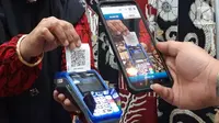 Pelaku UMKM bertransaksi menggunakan QR Code BCA mobile pada pameran Adi Wastra Nusantara di Jakarta (11/2/2022). Bertepatan dengan momen Hari Ulang Tahun BCA yang ke-65, BCA mendukung UMKM di Indonesia melalui tiga pilar utama yaitu Pilar Pembayaran, Pembinaan, dan Pembiayaan. (Liputan6.com/HO/Eko)