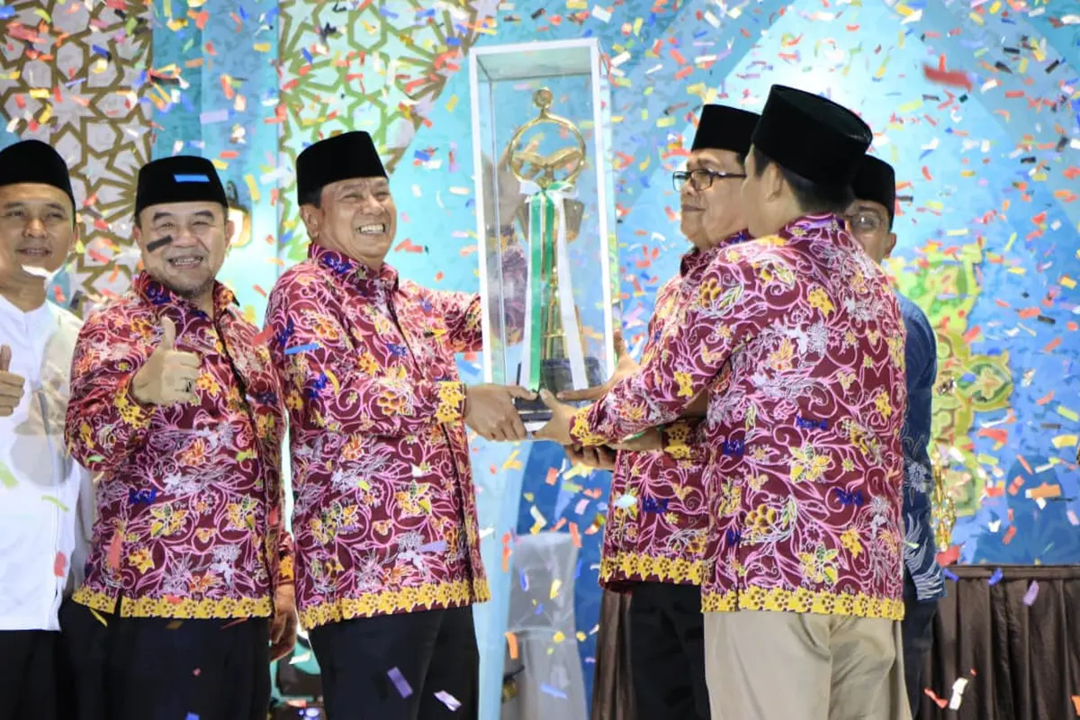 Musabaqah Tilawatil Qur’an (MTQ) ke-56 Tingkat Kabupaten Tangerang Tahun 2026 yang digelar di Kecamatan Pagedangan resmi berakhir. Bupati Tangerang memberikan penghargaan kepada Juara Umum. (Istimewa)