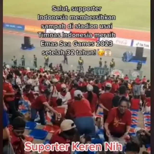Pendukung Timnas Indonesia Bersihkan Sampah di Stadion Usai Final SEA Games 2023