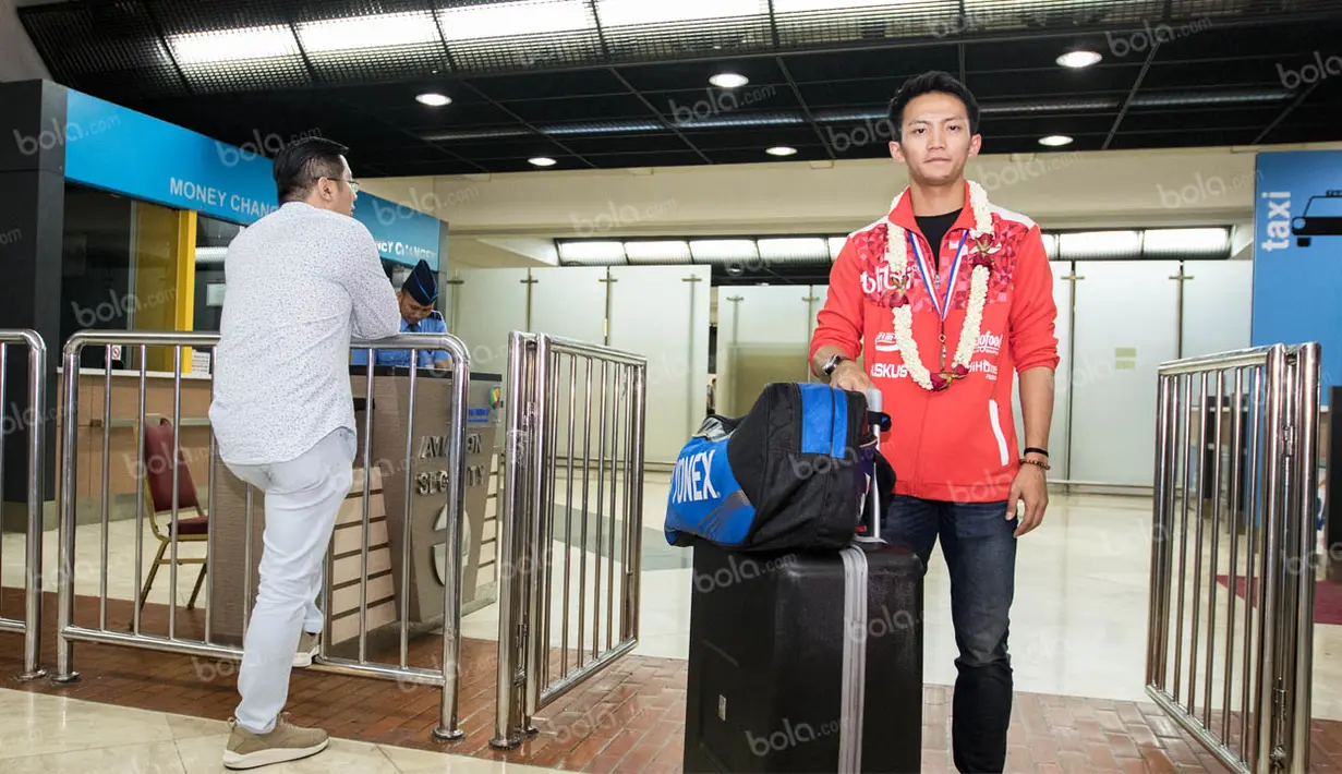 Pebulutangkis tim Piala Thomas Indonesia, Ihsan Maulana, saat tiba di Bandra Soekarno-Hatta. Meski kalah pada laga krusial, Ihsan tetap layak mendapat apresiasi mengingat usianya yang masih 20 tahun. (Bola.com/Vitalis Yogi Trisna)