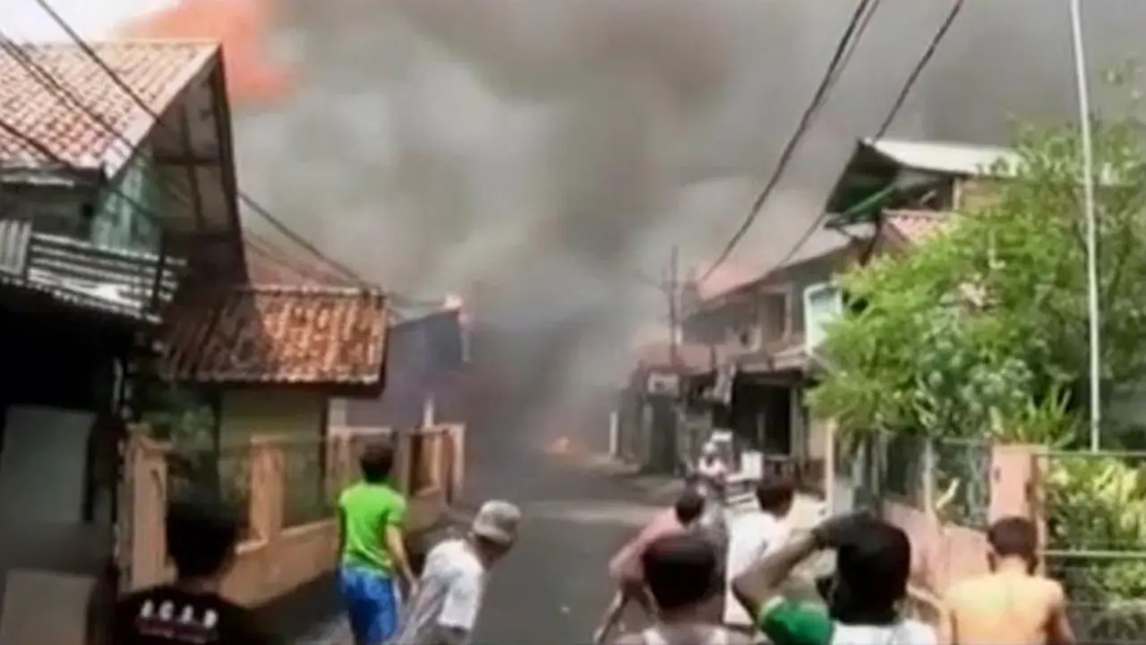 Belasan Kios dan Rumah di Klender Dilahap Si Jago Merah