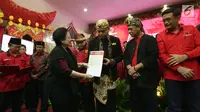 Ketum PDIP Megawati Soekarnoputri memberikan surat mandat kepada pasangan TB Hasanuddin dan Anton Charliyan sebagai bakal calon gubernur dan wakil gubernur di Pilkada Jabar 2018, Jakarta, Minggu (7/1). (Liputan6.com/Faizal Fanani)
