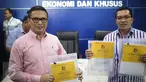 Direktur Tipideksus Brigjen Agung Setya (kiri) menunjukan barang bukti saat rilis pelaku pembobol 7 Bank dengan total kerugian sekitar Rp 1 triliun di Bareskrim Polri, Jakarta, Kamis (9/3). (Liputan6.com/Faizal Fanani)