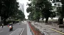 Aktivitas pekerja dari Dinas Sumber Daya Air saat menyelesaikan proyek revitalisasi trotoar di Jalan RM Margono Djojohadikoesoemo, Jakarta, Kamis (16/1/2020). Revitalisasi trotoar sepanjang 300 meter ini ditargetkan rampung pada akhir Februari 2020 mendatang. (merdeka.com/Iqbal Nugroho)