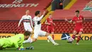 Striker Liverpool, Diogo Jota, berusaha mencetak gol ke gawang Midtjylland pada laga Liga Champions 2020/2021 di Stadion Anfield, Rabu (28/10/2020) dini hari WIB. Liverpool menang 2-0 atas Midtjylland. (AFP/Michael Regan/pool)