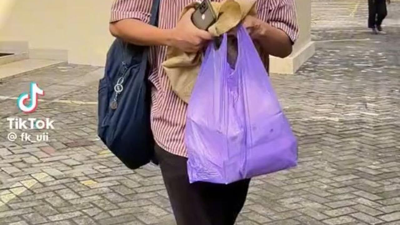 Inilah sosok Garda Muhammad, mahasiswa kedokteran UII yang setiap hari membawa tahu bakso ke kampus untuk dijual.